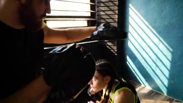 Снимок тренировки белых боксеров с тренером по боксу в тренажерном зале . — стоковое видео