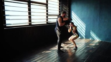 beyaz kadın boksör boks koç vasıl jimnastik salonu ile eğitim uygun.