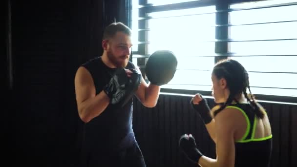 Boxeo entrenador entrenamiento ajuste boxeador femenino blanco en el gimnasio en cámara lenta . — Vídeos de Stock