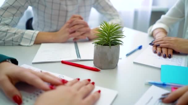 Közelkép a fickó és a lány diák kezet tollak és notebook-ok, asztal — Stock videók