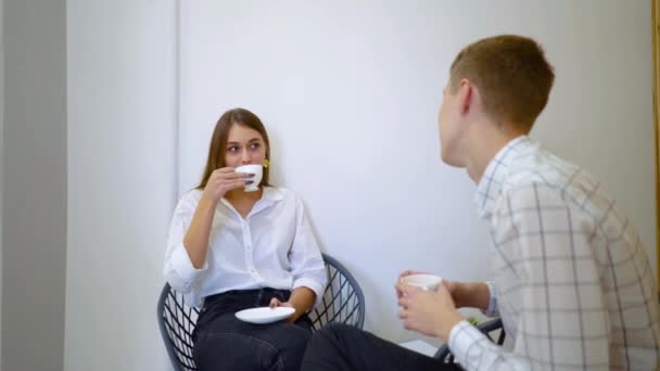 人, 休闲和沟通的概念-快乐的朋友会议, 喝咖啡和茶 — 图库视频影像