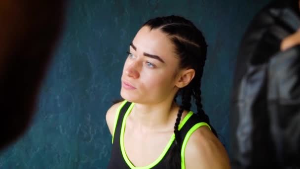 Крупним планом підійде біла жіноча тренування боксу з тренером боксу в спортзалі в повільному русі . — стокове відео
