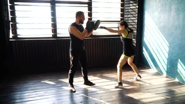 Bekämpa instruktör utbildning passar vita kvinnliga boxare på gym i slow motion. — Stockvideo