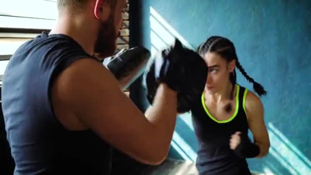Підійде біла жіноча тренування боксу з тренером боксу в спортзалі . — стокове відео