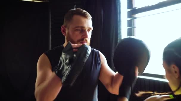 Boxning tränare utbildning passar vita kvinnliga boxare på gym i slow motion. — Stockvideo