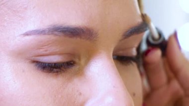 portre profesyonel kaş şekil DÜZELTME güzellik salonunda getting genç kadın modeli yüz