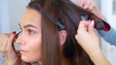 Güzellik Salonu uzman profesyonel makyaj ve saç modeli genç esmer kadın için yaptığını