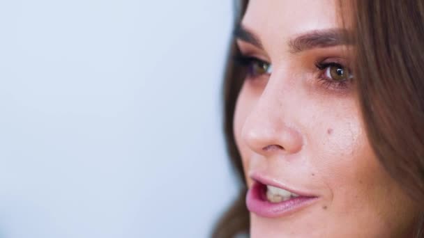 Nahaufnahme junge schöne Frau bekommt professionelle Augen Make-up von weiblichen Künstler im Schönheitssalon — Stockvideo