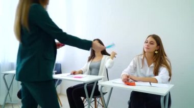 Genç öğretmen atama soru kartları için öğrencilerin sınıfta Tema tartışıldığı vererek