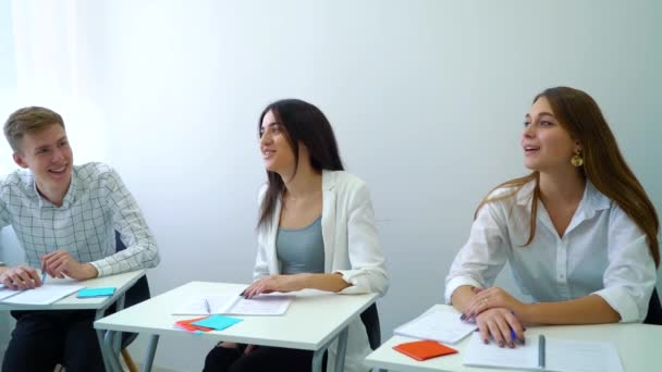 Profesor joven y estudiantes que tienen habilidades de comunicación de discusión y formación en el aula — Vídeo de stock