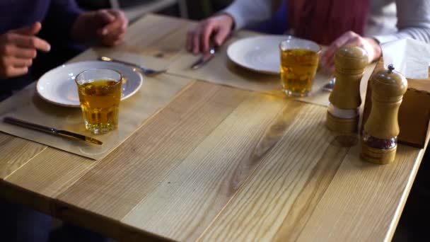 Handen weergave van paar in restaurant wachten bestelde pizza — Stockvideo