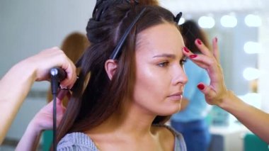 saç ve makyaj için çekici genç kadının işi güzellik salonu kız closeup