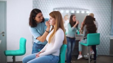 sevimli genç kadın güzellik salonu için makyaj makyaj sanatçısı