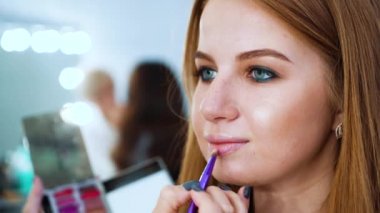 portre yüz çekici genç kadın profesyonel makyaj güzellik salonunda Başlarken