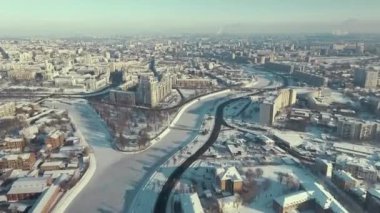 Kharkiv, Ukrayna - 13 Aralık 2016: kaplı kar, nehir geçiş, kış hava Strelka park