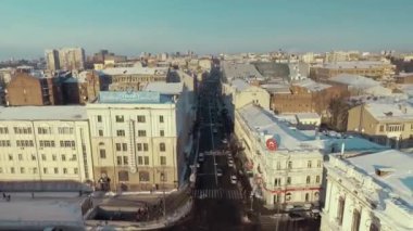 Kharkiv, Ukrayna - 13 Aralık 2016: Hava, Sumska sokak, trafik, karla kaplı binalar