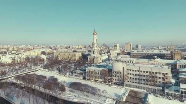 Kharkiv, Ukraine - 13 déc. 2016 : Aérien de paysage urbain couvert de neige, église Uspenkii Sobor — Video