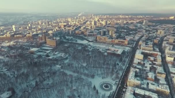 Kharkiv, Ukrajna - 2016. december 13.: Antenna, a városközpont, az épületek és a hóval borított parkok — Stock videók