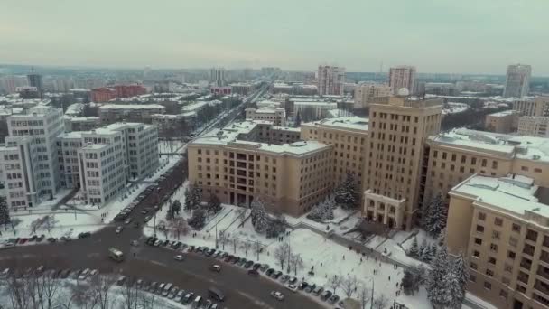 Charkiw, Ukraine - 13. Dezember 2016: Antenne der Nationalen Universität und derzhprom, Stadt mit Schnee bedeckt — Stockvideo