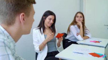 sınıfta oturma ve konuşma uygulama olan lise öğrenci grubu