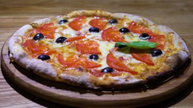 fesleğen ile dekore edilmiş taze pişmiş pizza bırakır