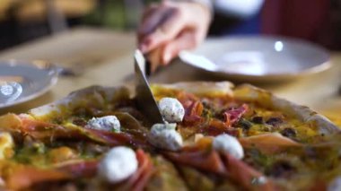 bir dilim pizza kesme ve tabak portre üzerinde koyarak
