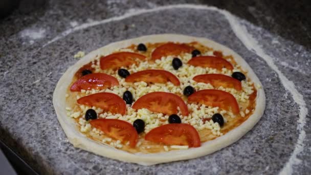 Pizza crue portant une pelle en métal — Video