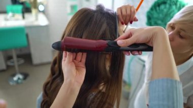 profesyonel makyaj ve saç modeli çekici genç kadın için yaptığını güzellik salonu kız ekip çalışması