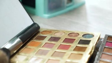 renkli göz farı paleti fırça ile kaptırdın karıştırma closeup makyaj sanatçısı