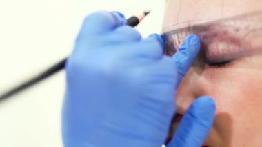 Güzellik Salonu closeup Microblading kaşları