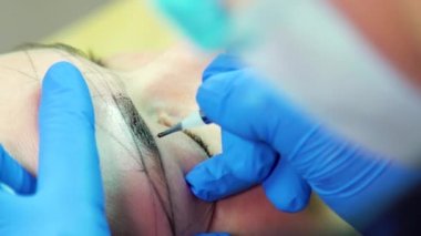 tatlı Şevval özçelik güzellik el kalıcı kaş microblading mürekkep iğne ile yapıyor