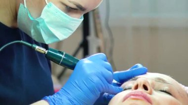 Kaş micropigmentation ya da microblading yapıyor güzellik uzmanı