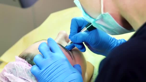 Tatlı Şevval özçelik güzellik el kalıcı kaş microblading mürekkep iğne ile yapıyor — Stok video