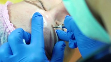 tatlı Şevval özçelik güzellik el kalıcı kaş microblading mürekkep iğne ile yapıyor. Güzellik yordamı
