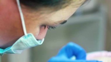 Kaş microblading closeup yapıyor güzellik uzmanı