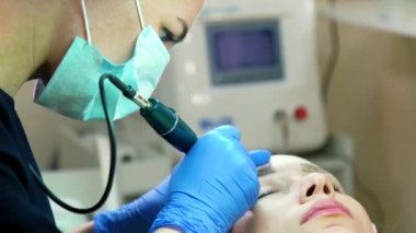 Şevval özçelik güzellik kalıcı kaş microblading mürekkep iğne ile yapıyor