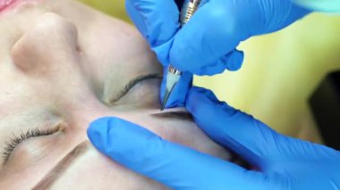tatlı Şevval özçelik güzellik el kaş microblading mürekkep iğne ile yapıyor