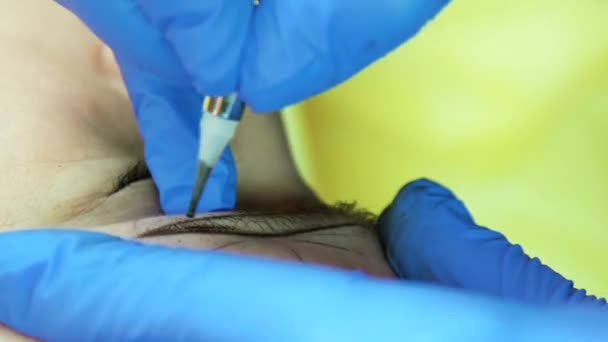 Αισθητικός κάνει φρύδι microblading κινηματογράφηση σε πρώτο πλάνο — Αρχείο Βίντεο