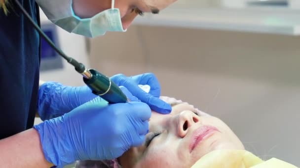 눈 썹 microblading 하 고 미용사 — 비디오