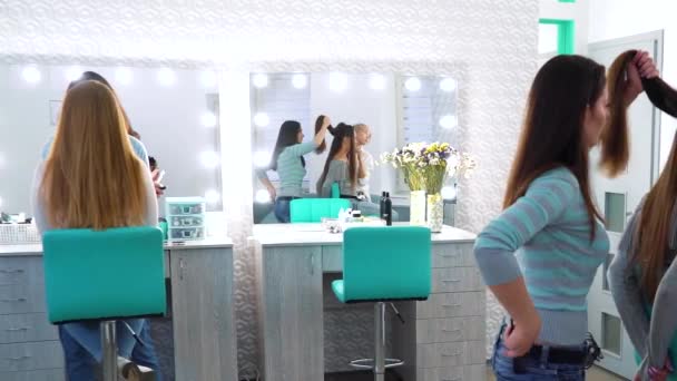 Panning shot de los trabajadores de salón de belleza que sirven a los clientes — Vídeos de Stock