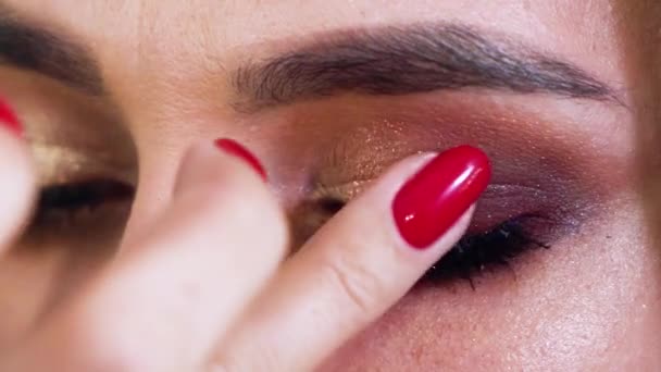 Makeup av ung kvinna närbild — Stockvideo