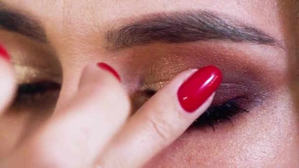 Trucco della giovane donna primo piano — Video Stock