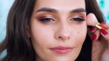 allık yanakları portre üzerinde getting genç seksi kadın