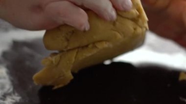 ağır çekim Kadın el masa portre üzerinde hamur yoğurma