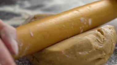 un hamur ve oklava closeup ile haddeleme Yayilim