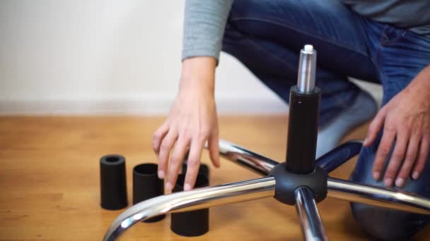 Hombre manos montaje silla de oficina — Vídeos de Stock