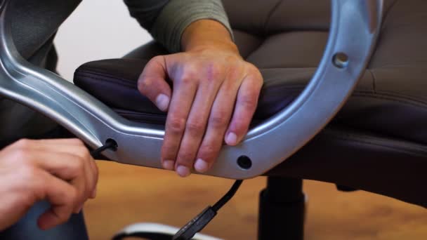 Adam aracı closeup vidalama ile DIY mobilya montaj — Stok video