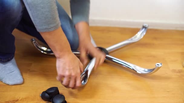 Muž montážní kola nebo kolečka se základnou kancelářská židle doma — Stock video