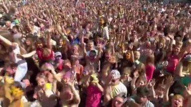 Kharkiv, Ukrayna - 30 Nisan 2017: havadan ağır çekimde Holi renkler festivalin