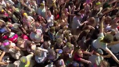 Kharkiv, Ukrayna - 30 Nisan 2017: havadan ağır çekimde Holi renkler festivalin